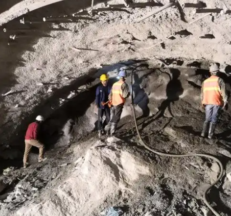 罗山拱顶带模注浆料的施工流程及注意事项